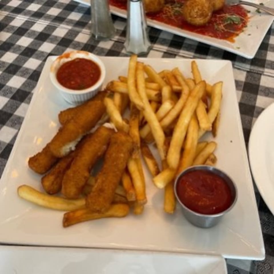 Delicious Mozzarella Sticks: A Crowd Favorite